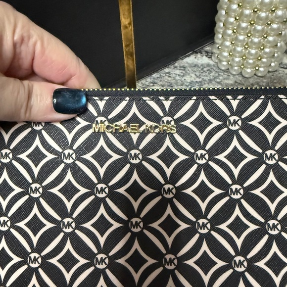 Michael Kors Black and White Patterned Women's pouch - Picture 2 of 6